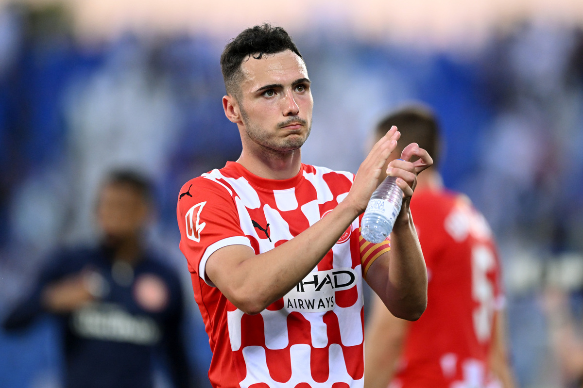 LEGANES, SPAIN - APRIL 24: Arnau Martinez of Girona FC applauds the traveling fans following the LaLiga match between CD Leganes and Girona FC at Estadio Municipal de Butarque on April 24, 2025 in Leganes, Spain. (Photo by Denis Doyle/Getty Images) (Juventus links)