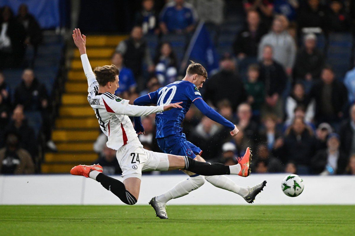 Cole Palmer do Chelsea chuta ao lado sob pressão de Jan Ziolkowski do Legia Varsóvia durante a Liga Conferência da UEFA.