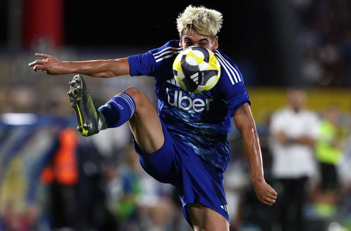 COMO, ITALY - JULY 27: Alex Valle of Como 1907 controls the ball during the Como Cup Final match between Como 1907 and Ajax at Giuseppe Sinigaglia Stadium on July 27, 2025 in Como, Italy. (Photo by Marco Luzzani/Getty Images)
