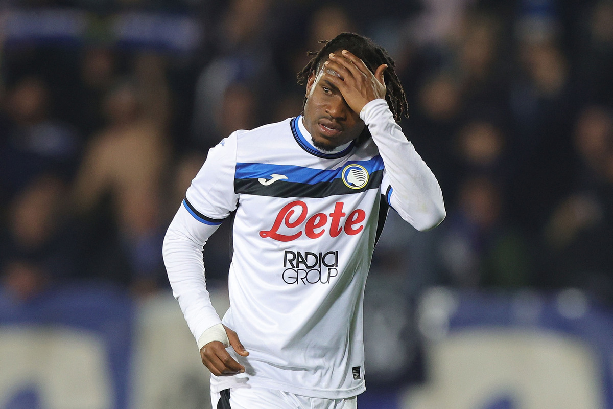 Ademola Lookman da Atalanta durante um jogo.