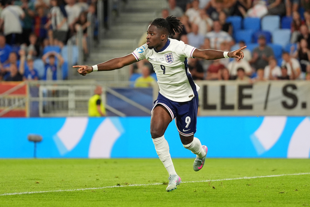 BRATISLAVA, ESLOVAQUIA - 28 DE JUNIO: Jonathan Rowe de Inglaterra celebra marcar el tercer gol de su equipo durante el partido final del Campeonato de Europa Sub-21 de la UEFA 2025 entre Inglaterra y Alemania en el estadio nacional de fútbol el 28 de junio de 2025 en Bratislava, Eslovaquia. (Foto de Christian Hofer/Getty Images) (Enlaces entre Roma y Bolonia)