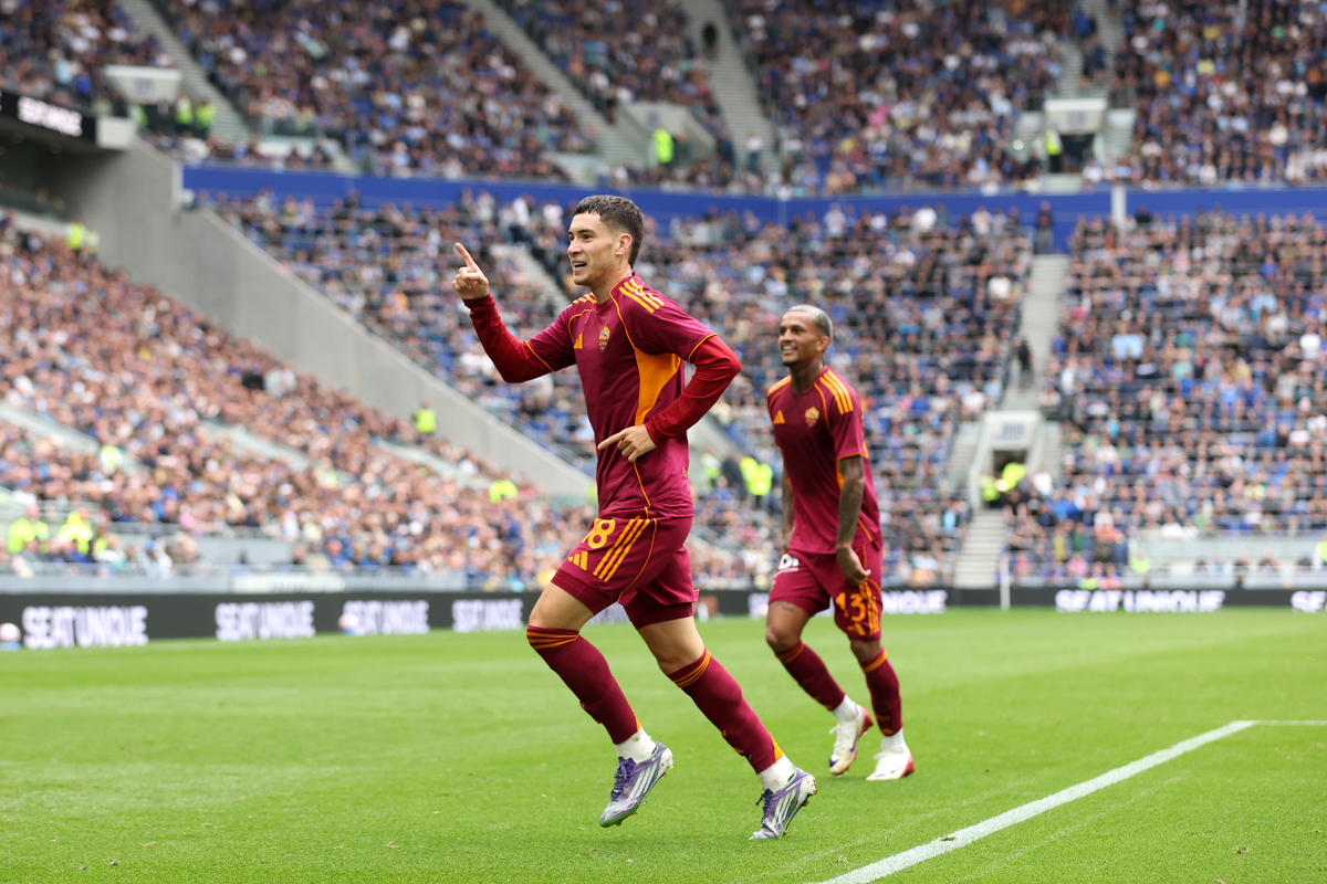 Pre-season round-up: Leeds 1-1 Milan, Fiorentina hold United, Atalanta hammered LIVERPOOL, ENGLAND - AUGUST 09: MatÃas Soulé of AS Roma celebrates scoring his team's first goal during the pre-season friendly match between Everton and AS Roma at Hill Dickinson Stadium on August 09, 2025 in Liverpool, England. (Photo by Jan Kruger/Getty Images)