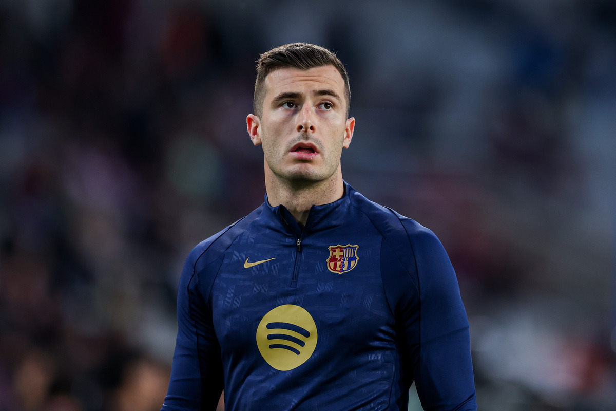 BARCELONA, SPAIN - APRIL 05: Iñaki Peña of FC Barcelona looks on during the LaLiga match between FC Barcelona and Real Betis Balompie at Estadi Olimpic Lluis Companys on April 05, 2025 in Barcelona, Spain. (Photo by Judit Cartiel/Getty Images)
