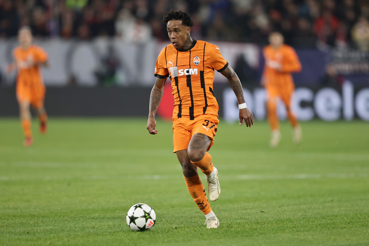 GELSENKIRCHEN, GERMANY - DECEMBER 10: Kevin of Shakhtar Donetsk runs with the ball during the UEFA Champions League 2024/25 League Phase MD6 match between FC Shakhtar Donetsk and FC Bayern München at Arena AufSchalke on December 10, 2024 in Gelsenkirchen, Germany. (Photo by Christof Koepsel/Getty Images) (Napoli links)