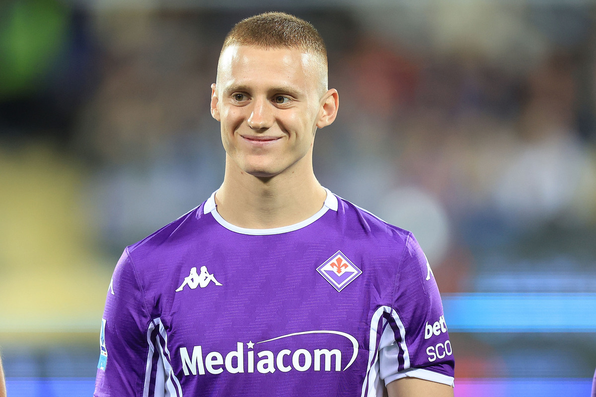 Pietro Comuzzo, zagueiro da Fiorentina, em campo durante uma partida da Serie A.