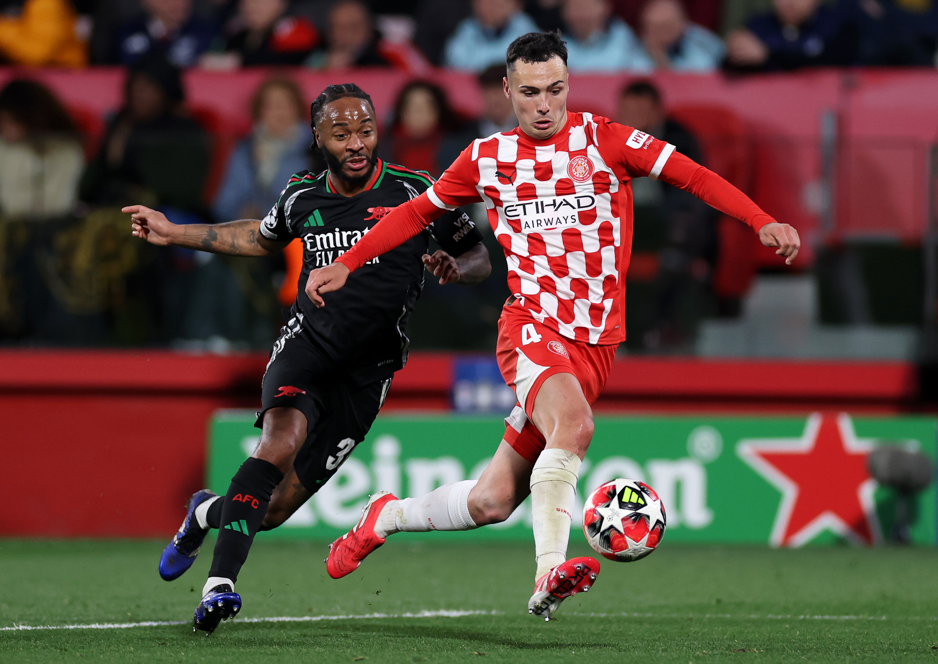 Arnau Martinez em ação pelo Girona contra o Arsenal