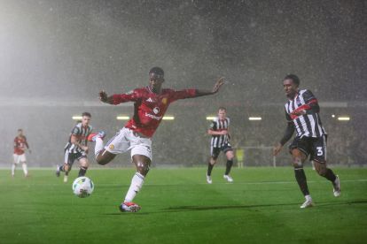 GRIMSBY, ENGLAND - AUGUST 27: Kobbie Mainoo of Manchester United controls the ball as rain falls during the Carabao Cup Second Round match between Grimsby Town and Manchester United at Blundell Park on August 27, 2025 in Grimsby, England. (Photo by George Wood/Getty Images)