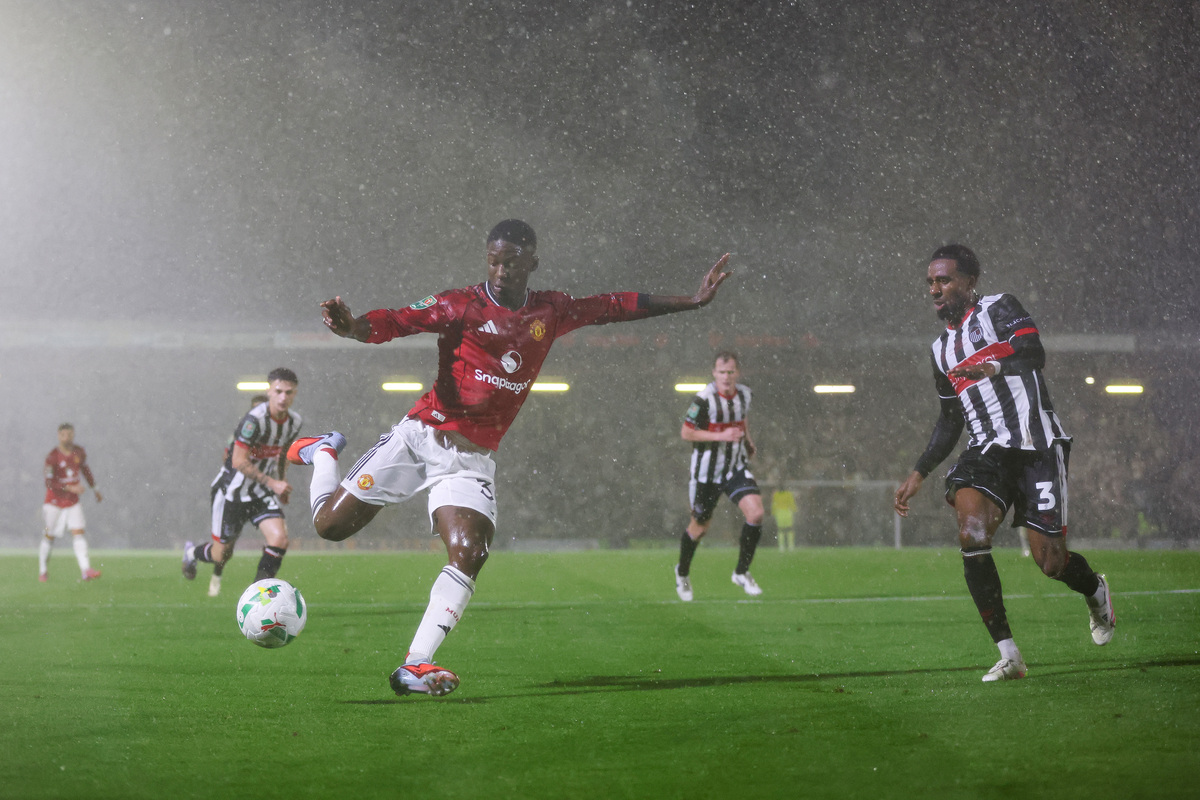 GRIMSBY, Inggris - 27 Agustus: Kobbie Mainoo dari Manchester United mengontrol bola saat hujan turun selama pertandingan putaran kedua Piala Carabao antara Grimsby Town dan Manchester United di Blundell Park pada 27 Agustus 2025 di Grimsby, Inggris. (Foto oleh George Wood/Getty Images)