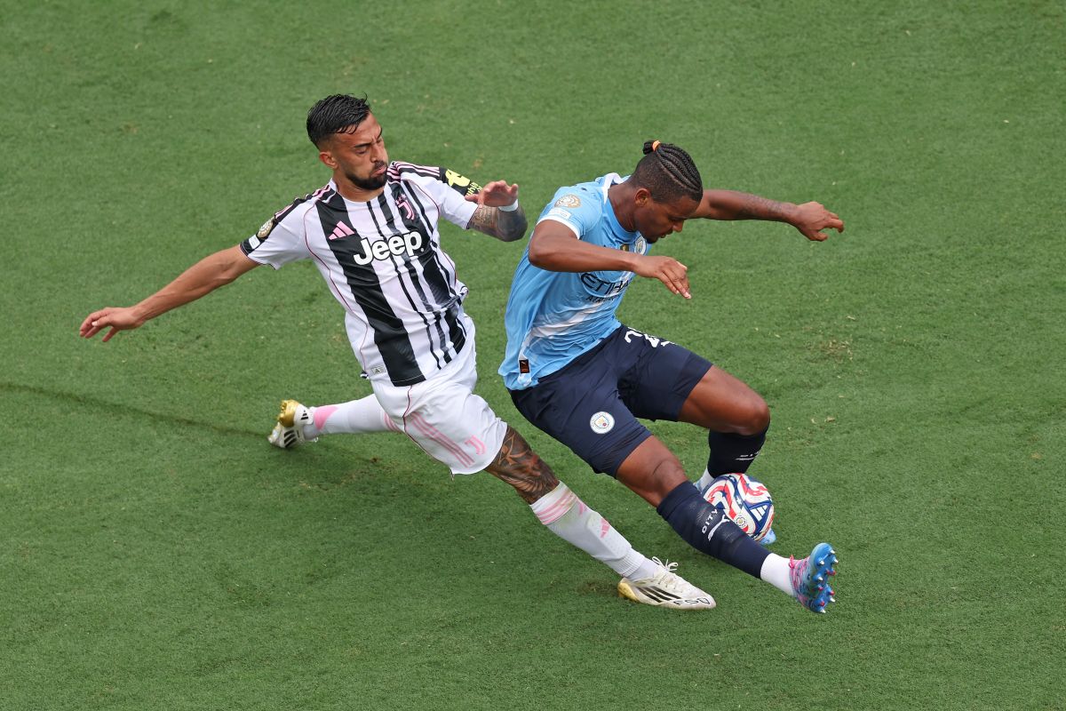ORLANDO, FLORIDA - JUNE 26: Manuel Akanji #25 of Manchester City is challenged by Nico Gonzalez #11 of Juventus FC during the FIFA Club World Cup 2025 group G match between Juventus FC and Manchester City FC at Camping World Stadium on June 26, 2025 in Orlando, Florida. (Photo by Megan Briggs/Getty Images)