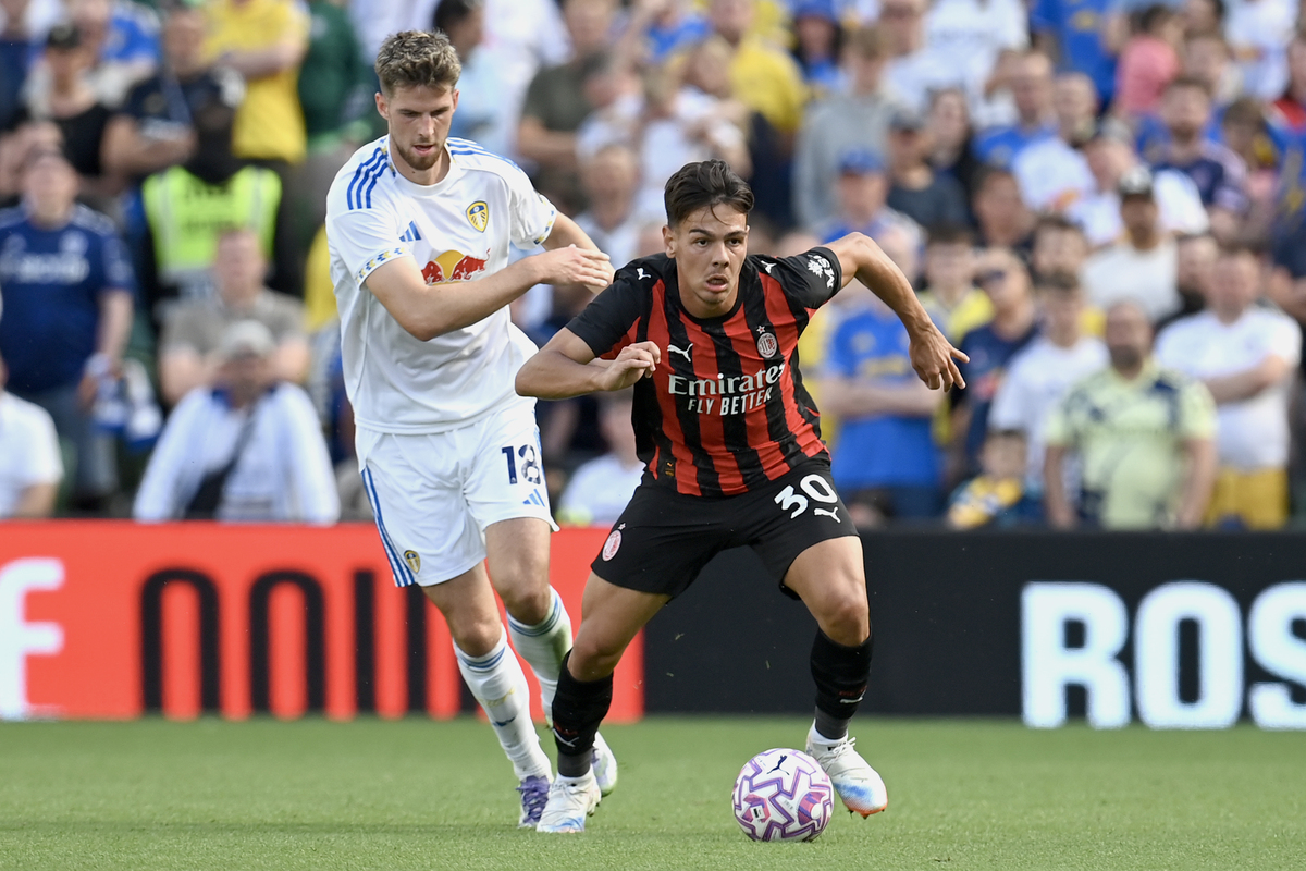 Pre-season round-up: Leeds 1-1 Milan, Fiorentina hold United, Atalanta hammered DUBLIN, IRELAND - AUGUST 09: Ardon Jashari of AC Milan runs with the ball under pressure from Anton Stach of Leeds United during the pre-season friendly match between Leeds United and AC Milan at Aviva Stadium on August 09, 2025 in Dublin, Ireland. (Photo by Charles McQuillan/Getty Images)