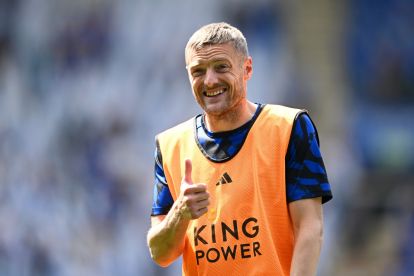 LEICESTER, Inggris - 18 Mei: Jamie Vardy dari Leicester City memberi isyarat jempol saat ia melakukan pemanasan sebelum pertandingan Liga Premier antara Leicester City FC dan Ipswich Town FC di Stadion King Power pada 18 Mei 2025 di Leicester, Inggris. (Foto oleh Gareth Copley/Getty Images)