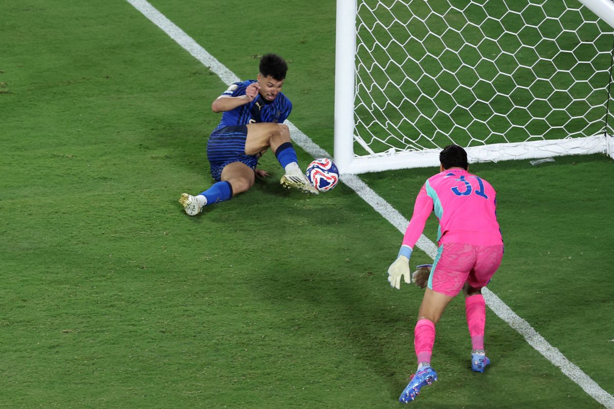 ORLANDO, FLORIDA - JUNE 30: Marcos Leonardo #11 of Al Hilal scores his team's fourth goal past Ederson #31 of Manchester City during the FIFA Club World Cup 2025 round of 16 match between Manchester City and Al-Hilal at Camping World Stadium on June 30, 2025 in Orlando, Florida. (Photo by Megan Briggs/Getty Images)