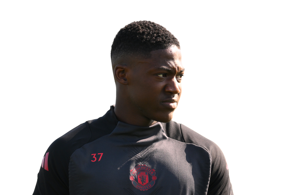MANCHESTER, Inggris - 09 April: Kobbie Mainoo dari Manchester United melihat selama sesi pelatihan menjelang pertandingan leg pertama UEFA Europa League 2024/25 kuartal pertama di Carrington Training Ground pada 09 April 2025 di Manchester, Inggris. (Foto oleh gambar Ben Roberts/Getty Images)