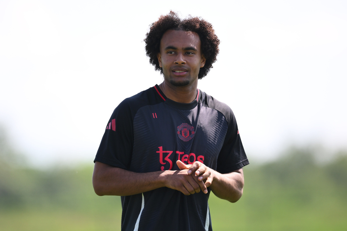 MANCHESTER, INGLATERRA - 20 DE MAIO: Joshua Zirkzee, do Manchester United, assiste a uma sessão de treinamento do Manchester United antes da final da UEFA Europa League 2025 entre Tottenham Hotspur e Manchester United no Carrington Training Ground em 20 de maio de 2025 em Manchester, Inglaterra. (Foto de Ben Roberts Photo/Getty Images)