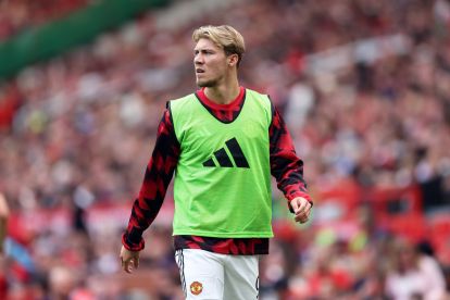 Manchester, Inggris - 09 Agustus: Rasmus Hojlund dari Manchester United menghangat selama pertandingan persahabatan pra -musim antara Manchester United dan ACF Fiorentina di Old Trafford pada 09 Agustus 2025 di Manchester, Inggris. (Foto oleh Matt McNulty/Getty Images)