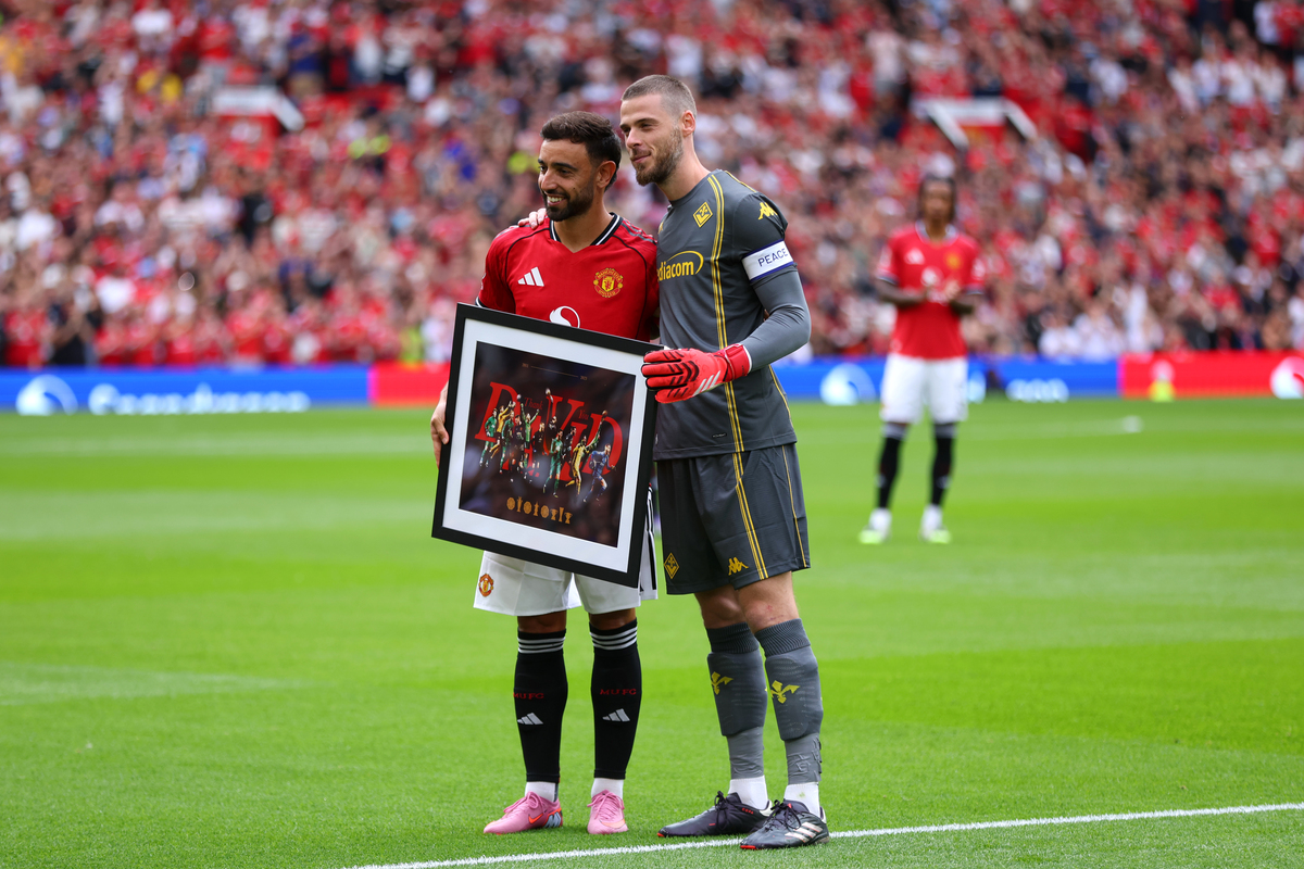 Pre-season round-up: Leeds 1-1 Milan, Fiorentina hold United, Atalanta hammered MANCHESTER, ENGLAND - AUGUST 09: Bruno Fernandes of Manchester United and former teammate David de Gea of Fiorentina pose for a photo while holding a commemorative picture frame prior to the pre-season friendly match between Manchester United and ACF Fiorentina at Old Trafford on August 09, 2025 in Manchester, England. (Photo by Molly Darlington/Getty Images)