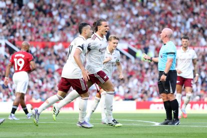 MANCHESTER, Inggris - 17 Agustus: Riccardo Calafiori dari Arsenal merayakan mencetak gol pertama timnya dengan rekan setimnya Gabriel Martinelli selama pertandingan Liga Premier antara Manchester United dan Arsenal di Old Trafford pada 17 Agustus 2025 di Manchester, Inggris. (Foto oleh Michael Regan/Getty Images)