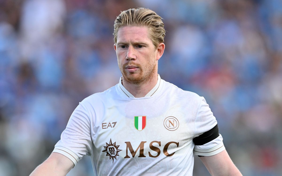 CASTEL DI SANGRO, ITALIA - 09 AGUSTUS: Kevin De Bruyne dari Napoli tampil pada pertandingan persahabatan pramusim antara Napoli dan Girona di Stadio Teofilo Patini pada 09 Agustus 2025 di Castel di Sangro, Italia. (Foto oleh Giuseppe Bellini/Getty Images)