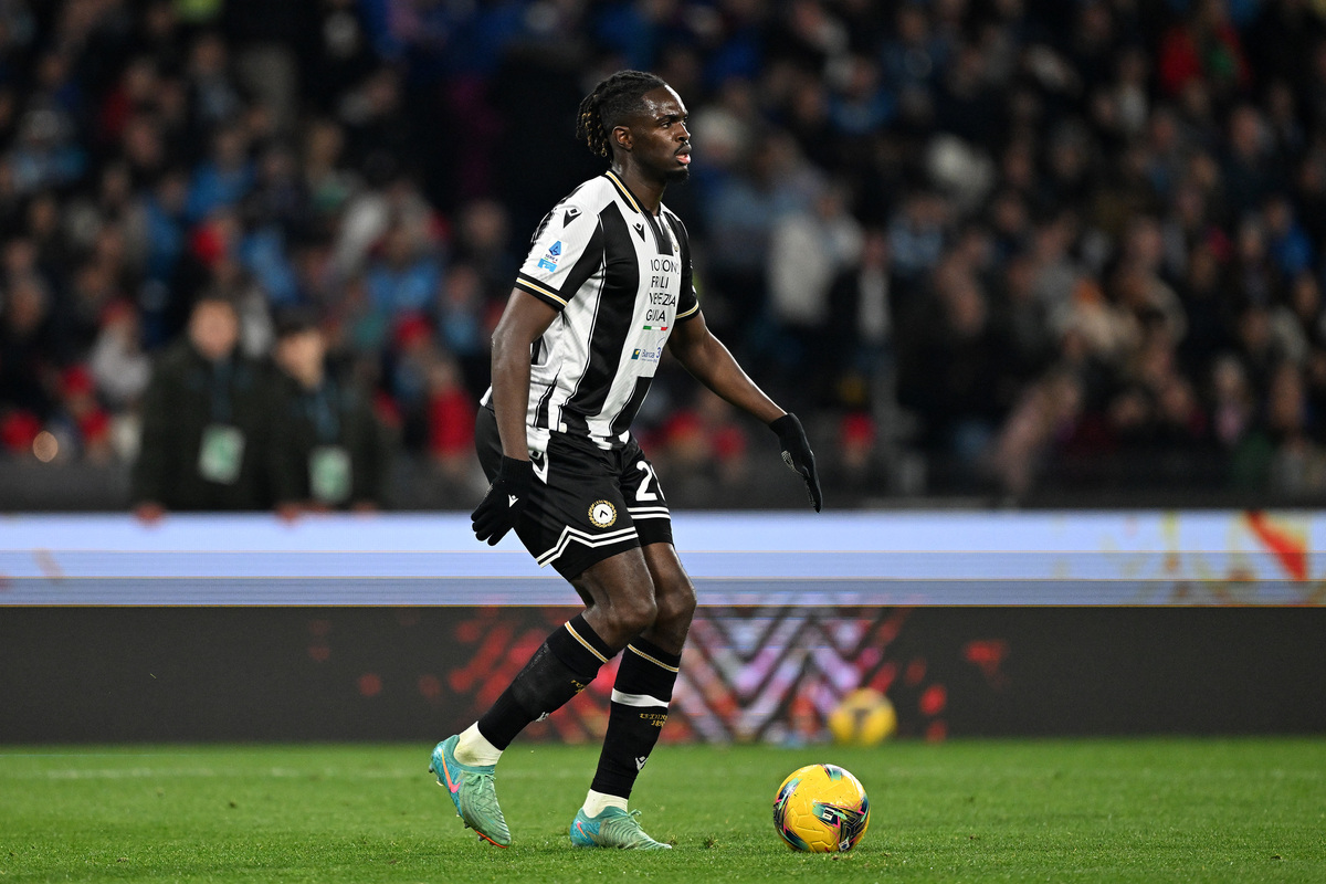 Oumar Solet da Udinese durante uma partida da Serie A.