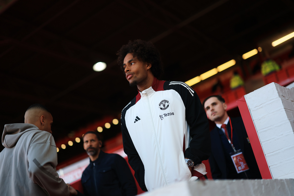 NOTTINGHAM, INGLATERRA - 01 DE ABRIL: Joshua Zirkzee, do Manchester United, observa enquanto sai do túnel para inspecionar o campo durante a partida da Premier League entre Nottingham Forest FC e Manchester United FC no City Ground em 01 de abril de 2025 em Nottingham, Inglaterra. (Foto de Carl Racine/Getty Images)
