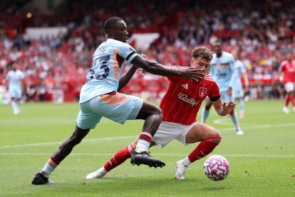 NOTTINGHAM, ENGLAND - AUGUST 17: Neco Williams of Nottingham Forest is challenged by Michael Kayode of Brentford during the Premier League match between Nottingham Forest and Brentford at City Ground on August 17, 2025 in Nottingham, England. (Photo by Alex Pantling/Getty Images)