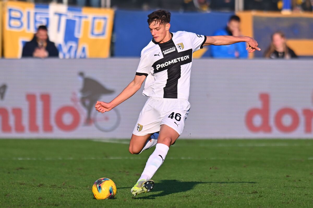 PARMA, ITALY - DECEMBER 01: Giovanni Leoni of Parma Calcio during the Serie A match between Parma and SS Lazio at Stadio Ennio Tardini on December 01, 2024 in Parma, Italy. (Photo by Alessandro Sabattini/Getty Images)