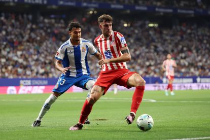 BARCELONA, SPAIN - AUGUST 17: Matteo Ruggeri of Atletico de Madrid controls the ball whilst under pressure from Omar El Hilali of RCD Espanyol during the LaLiga EA Sports match between RCD Espanyol de Barcelona and Atletico de Madrid at RCDE Stadium on August 17, 2025 in Barcelona, Spain. (Photo by Judit Cartiel/Getty Images)