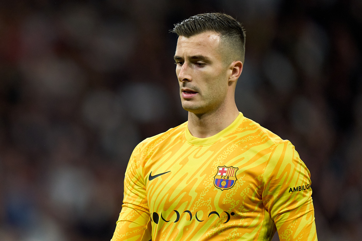 MADRID, SPANJE - 26 OKTOBER: Inaki Pena van FC Barcelona kijkt toe tijdens de LaLiga-wedstrijd tussen Real Madrid CF en FC Barcelona in het Estadio Santiago Bernabéu op 26 oktober 2024 in Madrid, Spanje. (Foto door Angel Martinez/Getty Images)