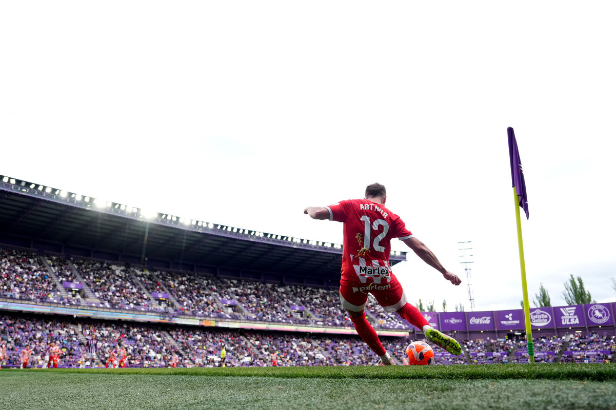 Arthur Melo em ação durante partida na Espanha. Arthur Melo em campo, jogando pelo Girona FC contra o Real Valladolid CF.