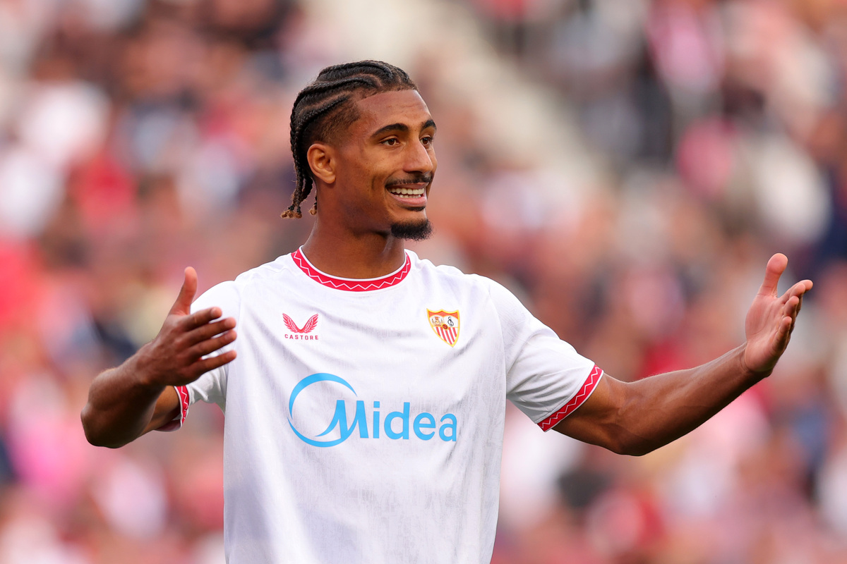 SEVILLE, SPAIN - APRIL 20: Loic Bade of Sevilla FC reacts during the LaLiga match between Sevilla FC and Deportivo Alaves at Estadio Ramon Sanchez Pizjuan on April 20, 2025 in Seville, Spain. (Photo by Fran Santiago/Getty Images)