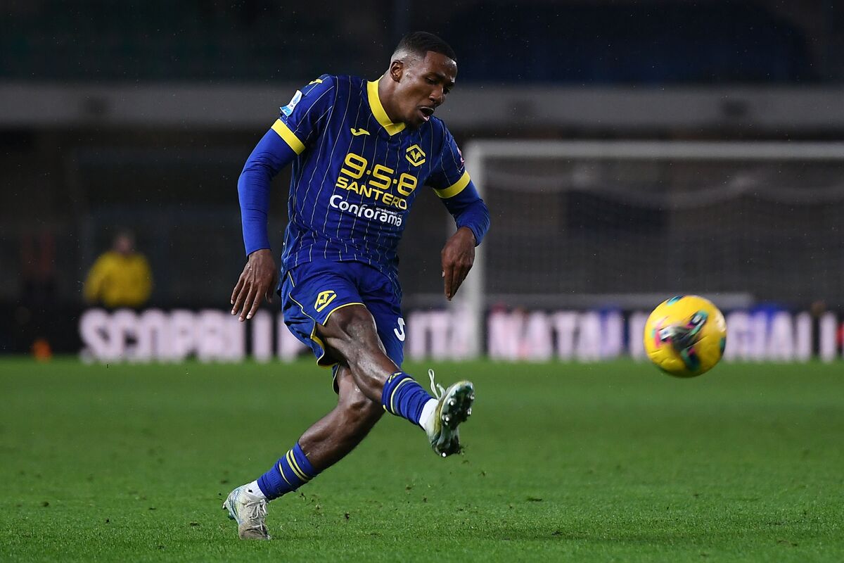 VERONA, ITALY - DECEMBER 08: Jackson Tchatchoua of Hellas Verona during the Serie A match between Verona and Empoli at Stadio Marcantonio Bentegodi on December 08, 2024 in Verona, Italy. (Photo by Alessandro Sabattini/Getty Images)