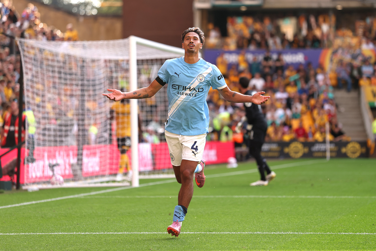 Tijjani Reijnders do Manchester City celebrando um gol