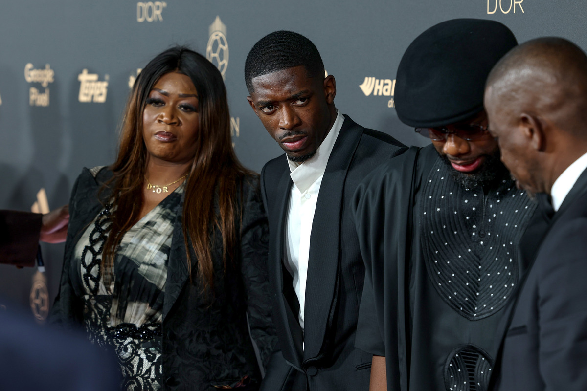 PARIS, FRANCE - SEPTEMBER 22: Ousmane Dembélé and family attend the 69th Ballon D'Or Photocall at Theatre Du Chatelet on September 22, 2025 in Paris, France. (Photo by Pascal Le Segretain/Getty Images)