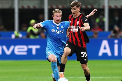 Milan, Italia - 28 September: Alexis Saelemaekers dari AC Milan ditantang oleh Kevin de Bruyne dari Napoli selama pertandingan Serie A antara AC Milan dan SSC Napoli di Stadion Giuseppe Meazza pada 28 September 2025 di Milan, Italia. (Foto oleh Marco Luzzani/Getty Images)