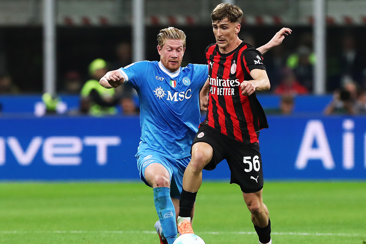 MILAN, ITALY - SEPTEMBER 28: Alexis Saelemaekers of AC Milan is challenged by Kevin De Bruyne of Napoli during the Serie A match between AC Milan and SSC Napoli at Giuseppe Meazza Stadium on September 28, 2025 in Milan, Italy. (Photo by Marco Luzzani/Getty Images)