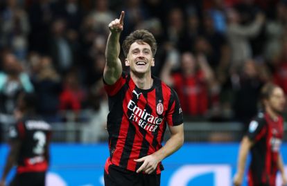 Milan, Italia - 28 September: Alexis Saelemaekers dari AC Milan merayakan setelah mencetak gol selama pertandingan Serie A antara AC Milan dan SSC Napoli di Stadion Giuseppe Meazza pada 28 September 2025 di Milan, Italia. (Foto oleh Marco Luzzani/Getty Images)