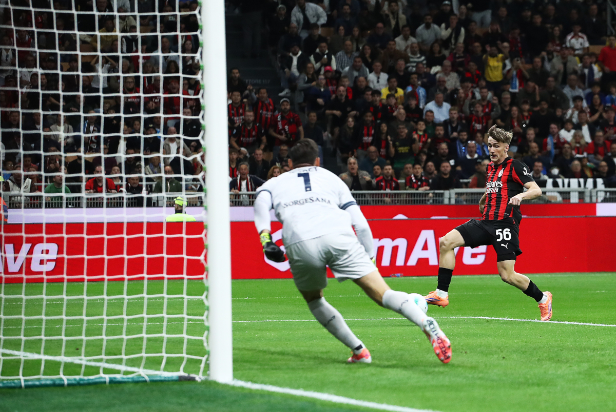 MILAN, ITALY - SEPTEMBER 28: Alexis Saelemaekers of AC Milan scores a goal during the Serie A match between AC Milan and SSC Napoli at Giuseppe Meazza Stadium on September 28, 2025 in Milan, Italy. (Photo by Marco Luzzani/Getty Images)