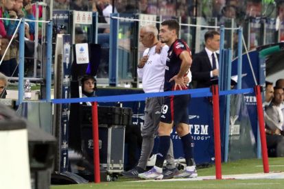 CAGLIARI, ITALY - SEPTEMBER 27: Andrea Belotti of Cagliari injured during the Serie A match between Cagliari Calcio and FC Internazionale at Stadio Sant'Elia on September 27, 2025 in Cagliari, Italy. (Photo by Enrico Locci/Getty Images)
