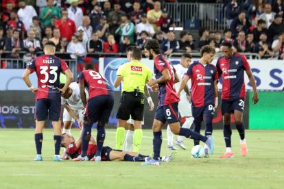 CAGLIARI, ITALY - SEPTEMBER 27: Andrea Belotti of Cagliari lies on the ground with an injury during the Serie A match between Cagliari Calcio and FC Internazionale at Stadio Sant'Elia on September 27, 2025 in Cagliari, Italy. (Photo by Enrico Locci/Getty Images)