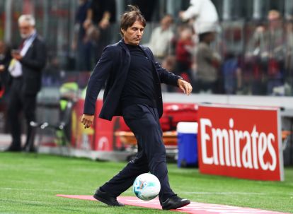 Milan, Italia - 28 September: Antonio Conte, pelatih kepala Napoli selama pertandingan Serie A antara AC Milan dan SSC Napoli di Stadion Giuseppe Meazza pada 28 September 2025 di Milan, Italia. (Foto oleh Marco Luzzani/Getty Images)