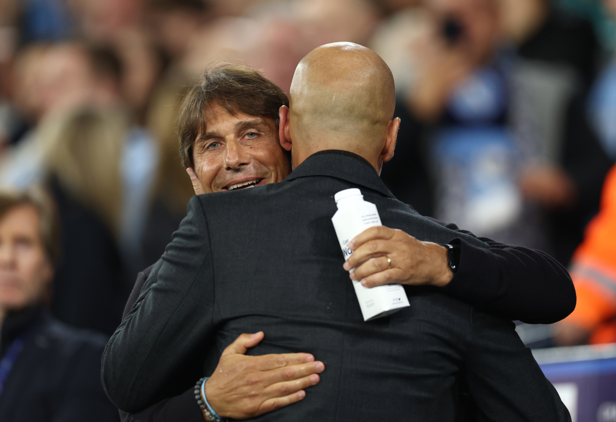 Antonio Conte e Pep Guardiola se cumprimentam.