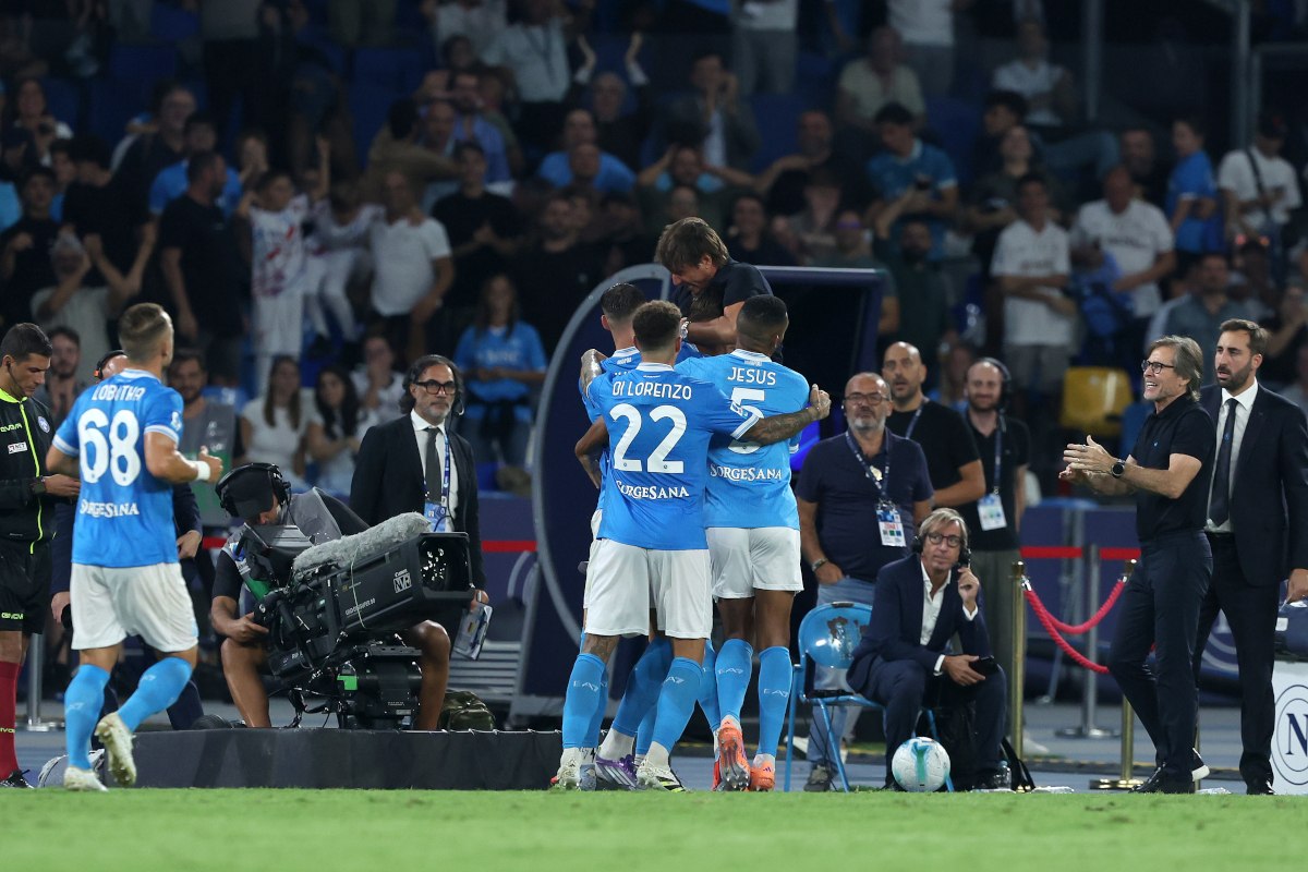 Antonio Conte celebra com Lorenzo Lucca durante a partida Napoli vs Pisa