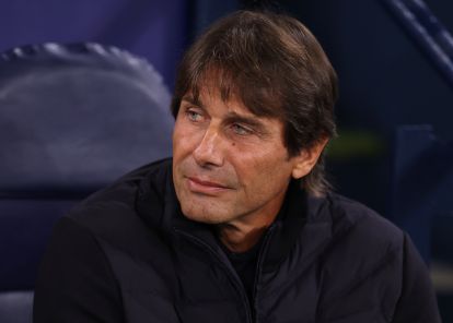 MANCHESTER, Inggris - 18 September: Antonio Conte, pelatih kepala Napoli, melihat sebelum pertandingan Fase Liga MD1 UEFA Champions Liga 2025/26 antara Manchester City dan SSC Napoli di Stadion City of Manchester pada 18 September 2025 di Manchester, Inggris. (Foto oleh gambar Ryan Pierse/Getty)