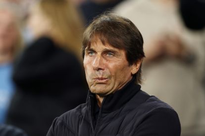MANCHESTER, Inggris - 18 September: Antonio Conte, pelatih kepala Napoli, melihat sebelum pertandingan Fase Liga MD1 UEFA Champions Liga 2025/26 antara Manchester City dan SSC Napoli di Stadion City of Manchester pada 18 September 2025 di Manchester, Inggris. (Foto oleh Dan Istitene/Getty Images)