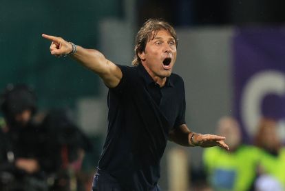FLORENCE, Italia - 13 September: Manajer Antonio Conte dari SSC Napoli Gestures selama pertandingan Serie A antara ACF Fiorentina dan SSC Napoli di Artemio Franchi pada 13 September 2025 di Florence, Italia. (Foto oleh Gabriele Maltinti/Getty Images)