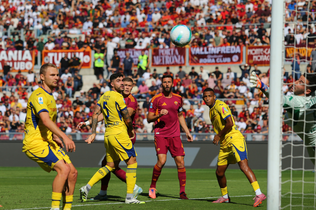 ROME, ITALY - SEPTEMBER 28: Artem Dovbyk of AS Roma scores the opening goal during the Serie A match between AS Roma and Hellas Verona FC at Stadio Olimpico on September 28, 2025 in Rome, Italy. (Photo by Paolo Bruno/Getty Images)