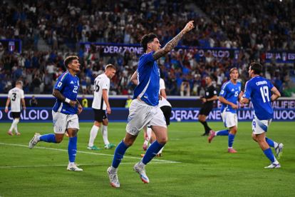 BERGAMO, ITALIA - 05 SEPTEMBER: Alessandro Bastoni dari Italia merayakan bersama rekan satu timnya setelah mencetak gol kelima timnya pada pertandingan kualifikasi Piala Dunia FIFA 2026 antara Italia dan Estonia di Stadio di Bergamo pada 05 September 2025 di Bergamo, Italia. (Foto oleh Mattia Ozbot/Getty Images)