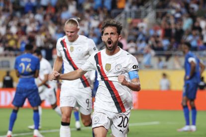 ORLANDO, FLORIDA - JUNE 30: Bernardo Silva #20 of Manchester City celebrates scoring his team's first goal during the FIFA Club World Cup 2025 round of 16 match between Manchester City and Al-Hilal at Camping World Stadium on June 30, 2025 in Orlando, Florida. (Photo by Francois Nel/Getty Images)