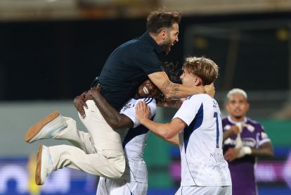 FLORENCE, ITALY - SEPTEMBER 21: Cesc Fabregas manager of Como 1907 and Jayden Addai of Como 1907 celebrates the victory after during the Serie A match between ACF Fiorentina and Como 1907 at Artemio Franchi on September 21, 2025 in Florence, Italy. (Photo by Gabriele Maltinti/Getty Images)