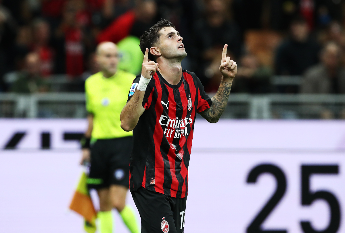 Christian Pulisic do AC Milan comemora um gol contra o Napoli